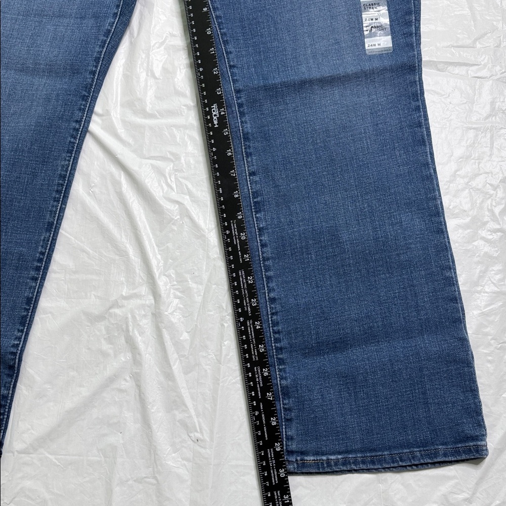 Levi's Women's Classic Straight Mid Rise Medium Wash Jeans. Size 24W. New - Picture 4 of 7